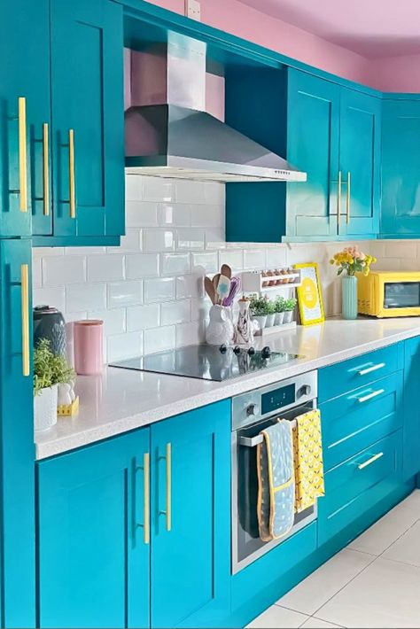 Red And Turquoise Kitchen, Colourful Kitchen Ideas, Bright Blue Kitchen, Aesthetic Kitchen Ideas, Tiffany Blue Kitchen, Colorful Eclectic Kitchen, Eclectic Kitchen Ideas, Bohemian Kitchen Decor, Color Cabinets