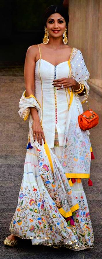 Shilpa Shetty in a designer dress at Sonam Kapoor's mehendi ceremony. (Image Source: Rediff) Unique Indian Outfits, Chooda Ceremony, Tattoos Celebrities, Mehendi Ceremony, Design Tattoos, Lehenga Blouse Designs, Shilpa Shetty, Maxi Dress Pattern, Education Design