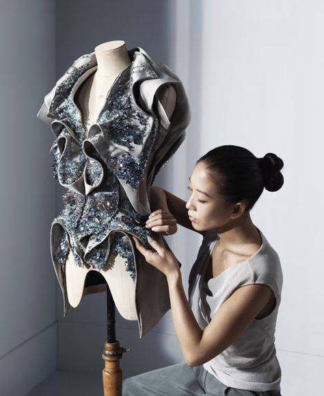 Swarovski Elements - Yinqing is doing the most. Yiqing Yin, Fashion Designer Studio, Sculptural Fashion, 3d Fashion, Couture Details, Mode Inspiration, Fashion Details, Costume Design, A Dress