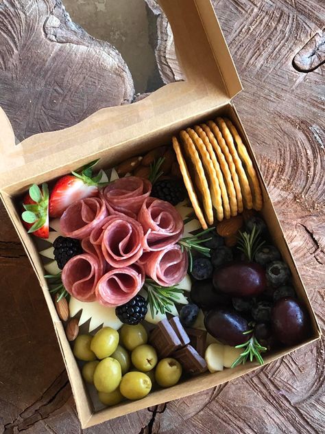 Charcuterie Gift Box, Charcuterie Lunch, Charcuterie Box, Charcuterie Gifts, Cheese Trays, Charcuterie Inspiration, Charcuterie Platter, Snack Board, Party Food Platters