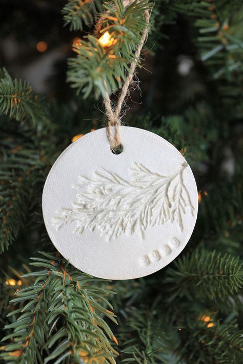 Pressed Evergreen Ornaments Diy Botanical Christmas Ornaments, Pressed Flower Ornaments Diy, Pressed Flower Ornaments, Evergreen Ornaments, Wood Christmas Ornaments Diy, Clay Ornaments Diy, Botanical Ornaments, Diy Clay Ornaments, Disk Art