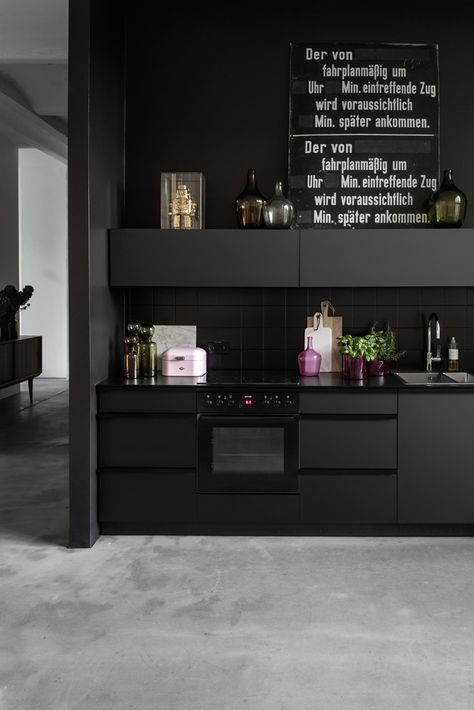 Office Bruzkus Batek Interior Vintage, Black Kitchen Cabinets, Kitchen Dinning, Dark Interiors, Black Kitchen, Trendy Kitchen, Decor Minimalist, Cheap Decor, Black Kitchens