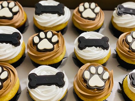 Dog Paw Cupcakes, Cupcake Dog Design, Dog Theme Dessert, Dog Themed Cake Pops, Dog Themed Desserts, Dog Themed Cupcakes, Paw Print Cupcakes, Paw Cupcakes, Dog Birthday Cupcakes