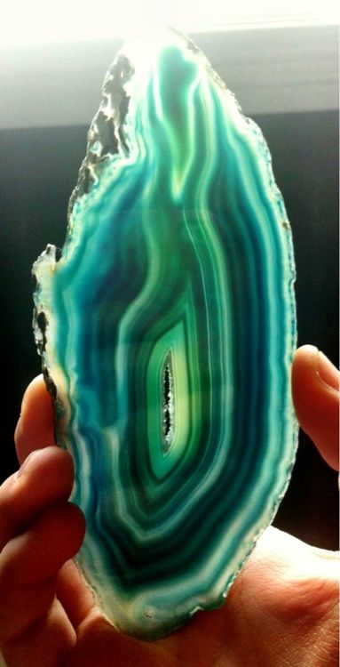 Agate Rock, Agate Rocks, Dyed Agate, Green Inspiration, Pretty Rocks, Cool Rocks, Beautiful Rocks, Agate Slice, Mineral Stone