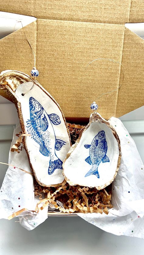 Blue and White Fish Shell Ornament. Fish Ornaments Set. Fishermans Gift. Blue Fish Ornament. Oyster Shell Christmas Ornament. - Etsy Coastal Christmas Ornaments Diy, Oyster Shell Ornaments Diy, Oyster Shell Ornaments, Beachy Christmas Decor, Fishing Christmas Ornaments, Wedding Party Bags, Oyster Ornament, Fishing Christmas, Florida Christmas