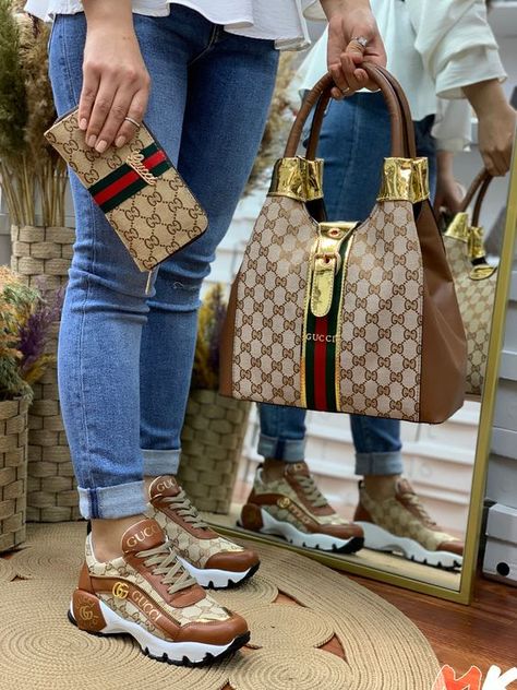 Gucci Bag Outfit, Gucci Bags Outlet, Classic Fashion Looks, Gucci Handbags Outlet, Gucci Boots, Luxury Shoes Women, Shoes Outfit Fashion, Burberry Shoes, Casual Heels