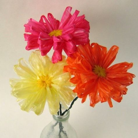 Plastic Bag Flowers, Recycled Decorations, Environmental Club, Diy Grocery Bags, Soda Can Flowers, Plastic Bag Crafts, Recycle Craft, Scarecrow Festival, Cheerful Daisies