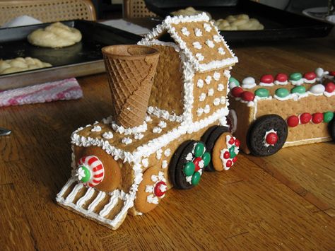 Cookie train - waffle cone for chimney and oreos for wheels Polar Express Gingerbread House, Polar Express Gingerbread Train, Graham Cracker Train, Train Gingerbread House, Train Station Gingerbread House, Gingerbread House Chimney, Gingerbread Train Ideas, Gingerbread House Pattern, House Chimney