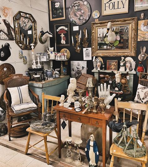 Mcm Antique Booth, Antique Booth Displays Inspiration, Antique Shop Display Ideas, Antique Booth Design, Antique Mall Booth Ideas, Antique Shop Display, Vintage Craft Room, Vintage Booth Display, Antique Booth Displays