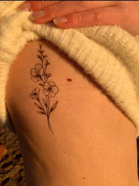 floral tattoo on the rib Carnation Flower Tattoo Ribs, Violet Flower Rib Tattoo, Feminine Tattoos Side Ribs, Floral Tattoo Design Side Rib, Violet Rib Tattoo, Hibiscus Tattoo Side Ribs, Floral Tattoo Side Ribs, Ribcage Floral Tattoo, Bunch Of Birth Flowers Tattoo