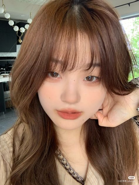 Airy Bangs, Brown Hair Female, Golden Brown Hair, Hair Color Streaks, Ulzzang Makeup, Shot Hair Styles, Round Face Haircuts, Eye Drawing, Round Face