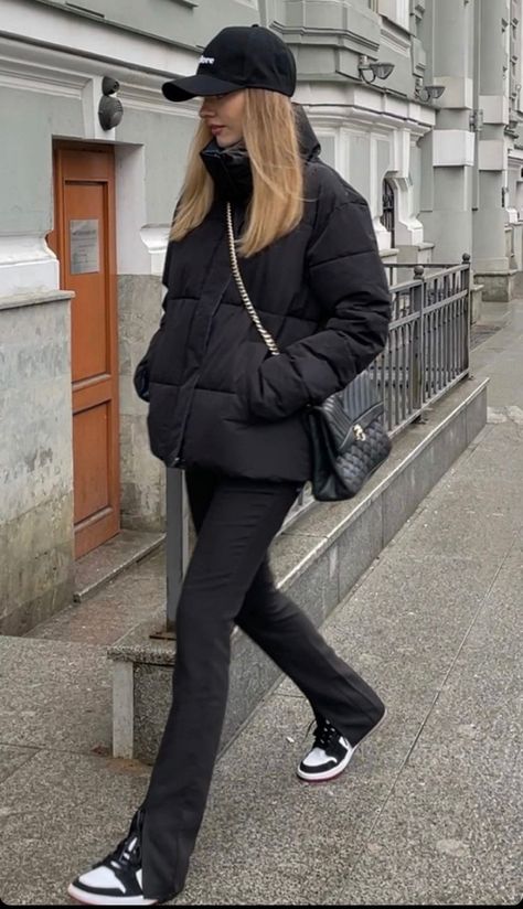 Black Flare Pants Outfit Winter, Flare Pants Outfit Winter, Black Flare Pants Outfit, Total Black Outfit, Flare Black Pants, Modest Casual Outfits, Winter Pants Outfit, Black Flare Pants, Classy Winter Outfits