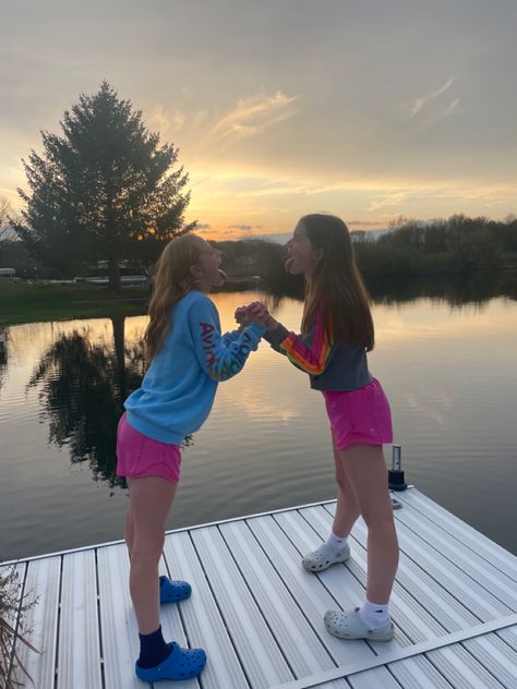 Preppy Friend Pics, Preppy Pictures To Recreate, Preppy Bestie Pics, Friendship Photoshoot, Preppy Inspiration, Summer Poses, Summer Pics, Summer Picture Poses, Friend Pictures Poses