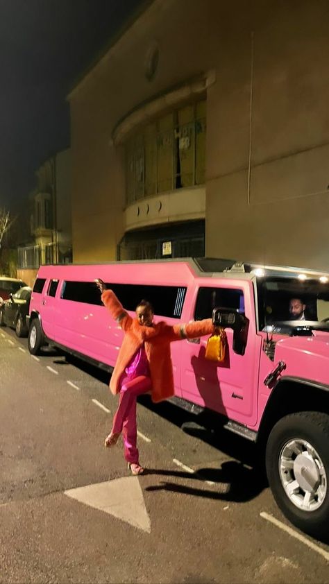 Pink Limo Birthday, Limo Sweet 16, Party Limo Aesthetic, Expensive Party Aesthetic, Limo Pictures Photo Ideas, Limo Aesthetic Party, Limo Party Aesthetic, Limo Photoshoot Ideas, Party Bus Ideas Birthday