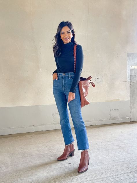 Madewell Vintage Jean Outfit, Madewell Stovepipe Jeans Outfit, Madewell Jeans Outfit, Kick Flare Jeans Outfit, Bootleg Jeans Outfit, Brown Booties Outfit, Flare Jeans And Boots, Girls Jeans Outfit, Jeans Boots Outfit