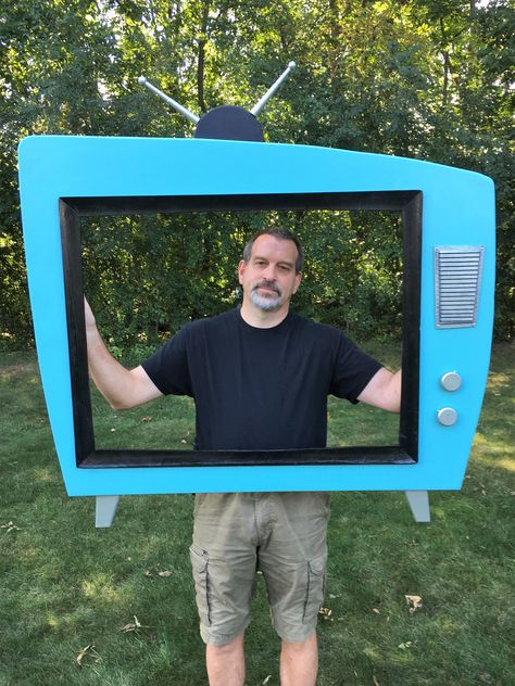 Made a frame for a 1950s photo booth. Check out his YouTube channel to see what else he's made. Photo Booth Frame Ideas, Photo Booth Ideas Diy, Cardboard Tv, Booth Decoration, Tv Props, Disney Room Decor, Diy Photo Backdrop, Photo Cutout, Frame Props