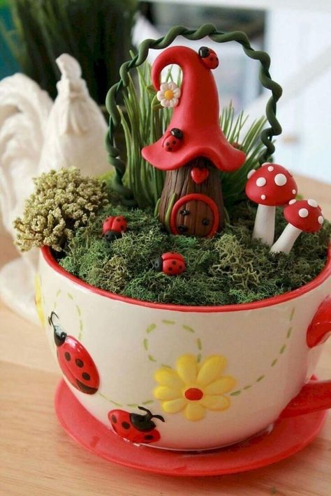 Tea Cup Fairy Garden, Teacup Fairy Garden, Fairy Teacup Garden, Kaktus Dan Sukulen, Fairy Garden Terrarium, Fairy Garden Ideas, Teacup Gardens, Teacup Crafts, نباتات منزلية