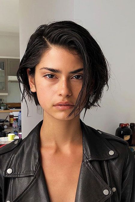 Short Dark Bob.  #hair #hairstyles #shorthair #bob #fashion #women #style #nicestyles Short Dark Bob, Super Short Bobs, Short Black Haircuts, Black Haircut Styles, Kort Bob, Short Black Hair, Short Haircut Styles, Jason Grace, Super Hair