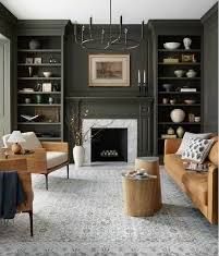 Moody Home Decor Living Room, Moody Rooms Inspiration, Colonial Fireplace, Modern Traditional Decor, Modern Colonial, Fireplace Built Ins, Inspire Me Home Decor, Design Del Prodotto, Green Rooms