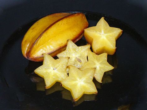 Learn more about star fruit (carambolas), the amazing tropical fruit Fruit Aesthetic, Vietnamese Dessert, Fruit Beer, Trendy Kitchen Colors, Fruit Kitchen, Star Fruit, Philippines Food, Japanese Street Food, Ideas For Kitchen