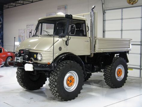 1974 UNIMOG. Great for hauling groceries and killing zombies. Mercedes Unimog, Mercedes Benz Unimog, Hors Route, Bug Out Vehicle, Old Truck, Overland Vehicles, Expedition Vehicle, 4x4 Trucks, Offroad Trucks