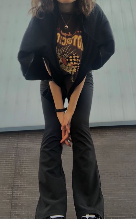 Oversized Tshirt With Flared Pants, Flare Pants And Oversized Shirt, Vans Shirt Outfit, Cute Oversized Shirts, Oversize Tshirt Outfits, Black Pants Outfit, Baggy Tee, Black Flare Pants, Street Wear Outfits