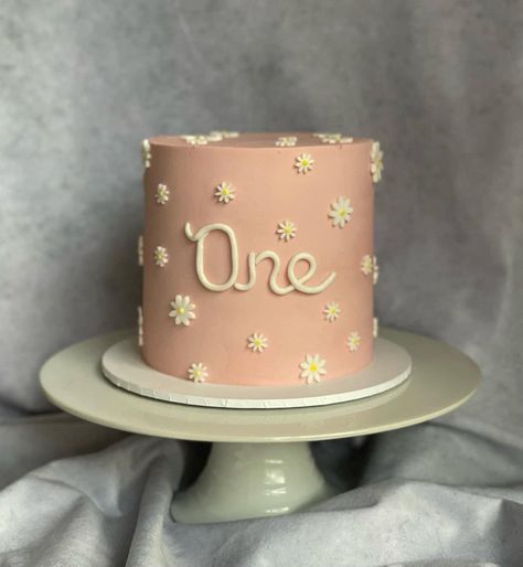 Simple Daisy Cake, Boho Daisy Birthday Cake, Isn’t She Onederful Birthday Cake, 1 Year Baby Girl Birthday Cake, Simple First Birthday Cake, Postres Aesthetic, Girl First Birthday Cake, Rodjendanske Torte, Flower Birthday Party