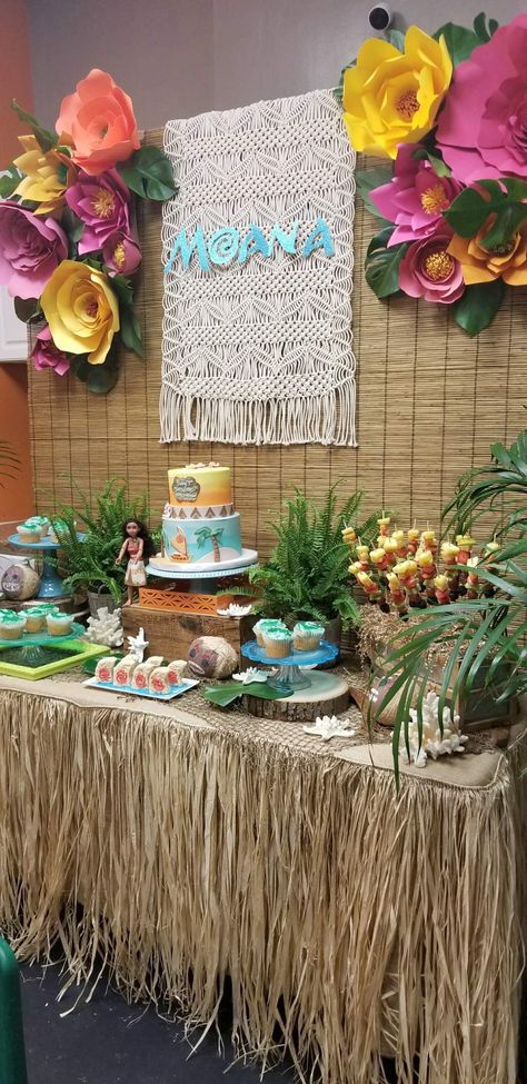 Moana Neutral Birthday, Moana Theme Birthday Party Ideas, Birthday Moana Party Ideas, Moana Birthday Balloon Arch, Moana Bday Party Ideas, Moana Birthday Theme Ideas, Moana Two Year Old Party, Moana Birthday Party Centerpieces, Moana Backdrop Ideas