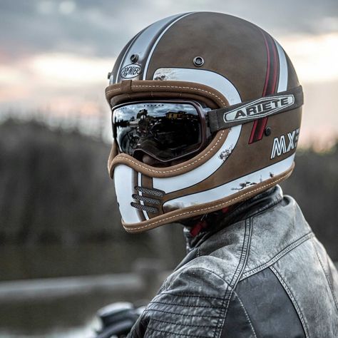 Motos Bobber, Custom Bikes Cafe Racers, Cb 450, Cafe Racer Helmet, Motorcycle Helmet Design, Cafe Racer Design, Retro Helmet, Vintage Helmet, Bobber Bikes