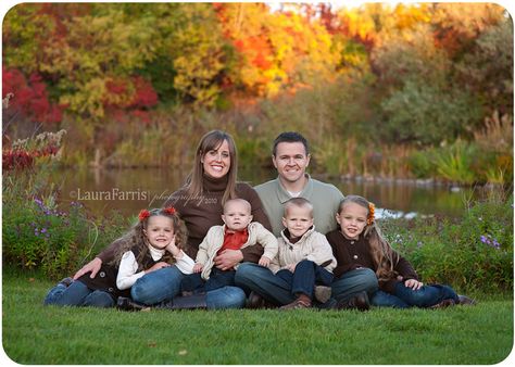 Great outdoor posing for family of six. Family Portrait Poses For 4, Family Photography Poses, Large Family Poses, Large Family Photos, Fall Family Portraits, Outdoor Family Photography, Family Portrait Poses, Family Picture Poses, Outdoor Pictures