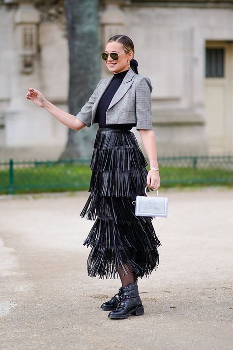 How to wear a fringe skirt Fringe Skirt Outfit, Hippie Mode, Boho Mode, Fringe Fashion, Looks Street Style, Fringe Skirt, Street Style Trends, Looks Chic, Fall Fashion Trends