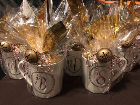 Take a pretty monogram mug from bed bath and beyond, inside wrap a Starbucks coffee gift card and Hershey chocolate kisses on a gold tissue paper. Wrap all around with clear cellophane paper using ribbon to tie and adding a jingle bell for final touch. #starbucks #bedbathandbeyond #hersheyskisses Coffee Mug Gift Wrapping Ideas, Wrapping A Mug For Christmas, Clear Gift Wrapping Ideas, Christmas Coffee Gifts Ideas, Cellophane Gift Wrapping Ideas, Christmas Return Gifts, Wrap Mug Gift, How To Gift Wrap A Mug, Mug Wrapping Ideas Diy Gifts