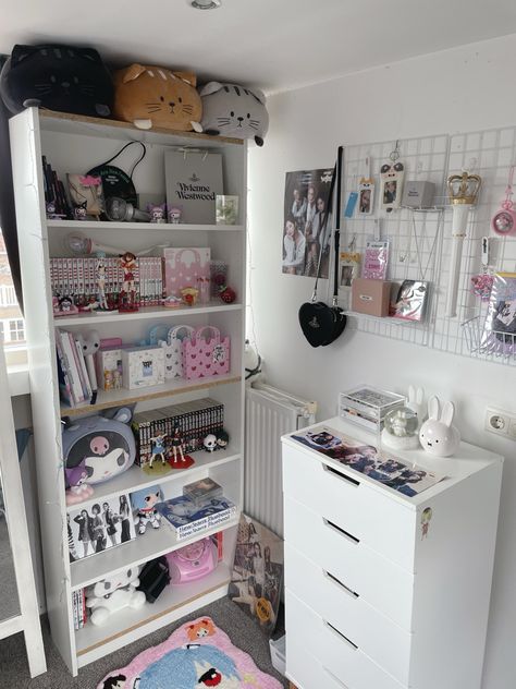 room inspo! my room, pls credit when reposting any of my pins ^_^ kpop anime manga sanrio Kpop Anime Room Ideas, Clean Kpop Room, Kpop Dorm Room, Room Inspo Anime, Kpop Room Ideas, Kpop Bedroom, Kpop Room Decor, Kpop Room, Kpop Anime