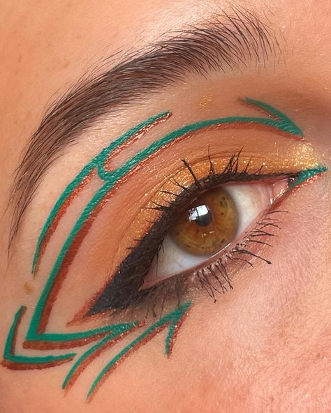 @usually_graphic IG Eyeliner Brown Eyes, Pure Makeup, Natural Beauty Makeup, Purple Eye Makeup, Cute Eye Makeup, Work Makeup, Graphic Makeup, Graphic Eyeliner, Rave Makeup