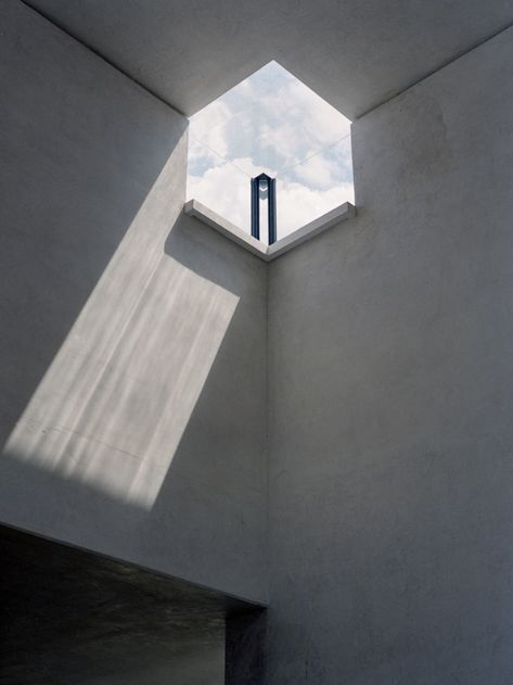 Hexagonal Window, Scarpa Architecture, Carlo Scarpa Architecture, Shadow Architecture, Industrial Age, Bg Design, Carlo Scarpa, Light And Space, Roof Light