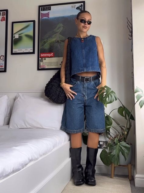 Navy Capris Outfit, Denim Capris Outfit, Long Denim Shorts Outfit, Capri Pants Outfits, Unique Outfit Ideas, Capri Outfits, Denim Capri Pants, Mode Inspo, Outfit Inspo Fall