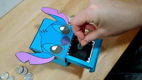 Créez une tirelire Stitch qui avale vos pièces Diy Disney, Lilo Et Stitch, Afterschool Activities, Disney Stitch, Easy Kids, Stitch Disney, Kids Art Projects, Lilo And Stitch, School Activities