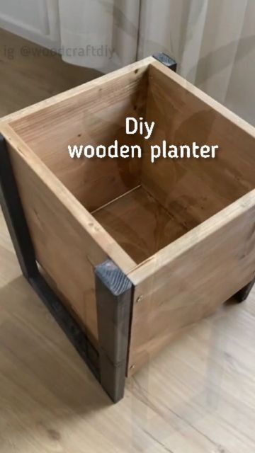 Diy Wooden Planters, Wooden Plant Pots, Plant Pot Diy, Wood Pots, Wooden Planter, Woodworking Project Plans, Outdoor Diy, Wood Crafts Diy, Wooden Planters