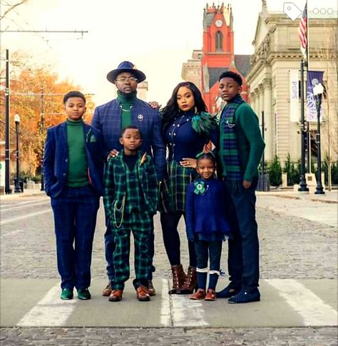 Family Photo Colors, Christmas Family Photoshoot, Family Photo Ideas, Family Photoshoot Outfits, Black Family, Fall Family Pictures, Family Holiday Photos, Family Picture Outfits, Jackson Family