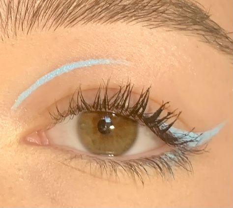 Simple Eyeliner Colorful, Light Blue Eyeliner Makeup Looks, Makeup Ideas Colorful Eyeliner, Different Color Eyeliner, Simple Colourful Eyeliner, Light Blue Liner Makeup Look, Two Color Eyeliner Looks, Light Blue Eyeliner Makeup, Blue Grafic Eyeliner