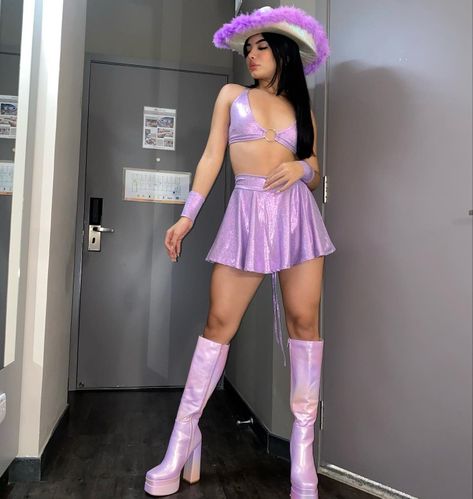 models, various styles, profile photos, Instagram, women-girls, quality photo, purple outfit ideas, purple hat Purple Rave Outfit, Coachella Inspired Outfits, Cowgirl Outfits Party, Traje Cowgirl, Rave Looks, Cowgirl Look, Fest Outfits, Clubbing Outfits, Outfits Rave