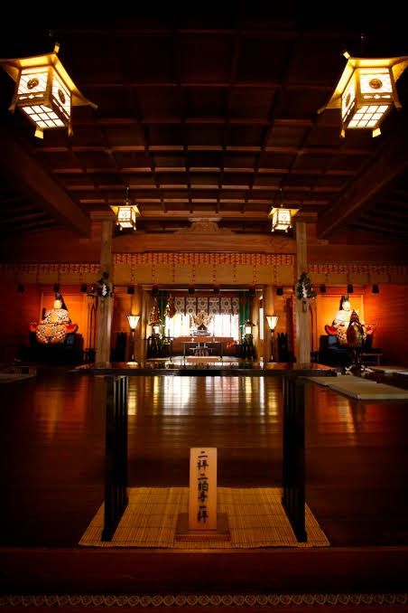 Japanese Shrine Interior, Japanese Temple Interior, Japanese Temples, Japan Interior, Japanese Lamps, Japanese Shrine, Chinese Temple, Asian Interior, Buddhist Altar