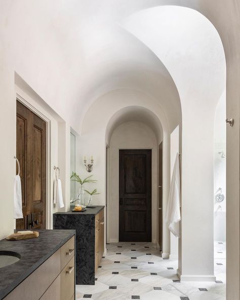 Marie Flanigan Interiors on Instagram: “Early on in my life, I realized how powerfully beautiful spaces affected me and wanted to learn the rules and tools with which to bring…” Dark Wood Kitchen Cabinets, Marie Flanigan, Limestone Flooring, Custom Chandelier, California Cool, Old World Style, Elegant Bathroom, Contemporary Sofa, Coffered Ceiling