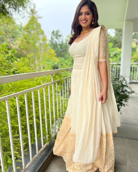 White Pattupavada, Modern Onam Outfits Ideas, Onam Attire For Women, Kerala Lehenga, Kerala Outfit, Onam Ideas, Onam Outfits Ideas, Onam Dress, Onam Outfits