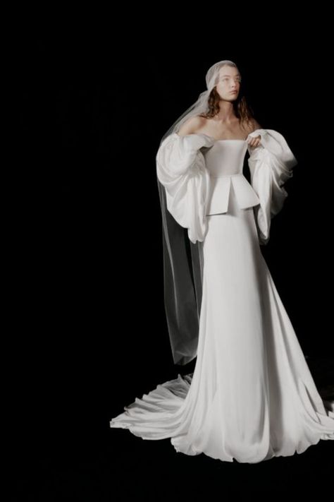 This structural gown by Vera Wang, paired with this interesting take on a juliet-cap veil is reading modern oracle and we love. #halloweeninspo #halloweenbride #halloweenwedding #blackbridaldress #blackweddingdress #darkbride #witchybride #witchybridal Haute Wedding, Vera Wang Bridal, Vera Wang Gowns, Vera Wang Wedding, Wedding Dresses Vera Wang, Long Sleeve Wedding, Wedding Dress Sleeves, Halloween Wedding, Bride Style