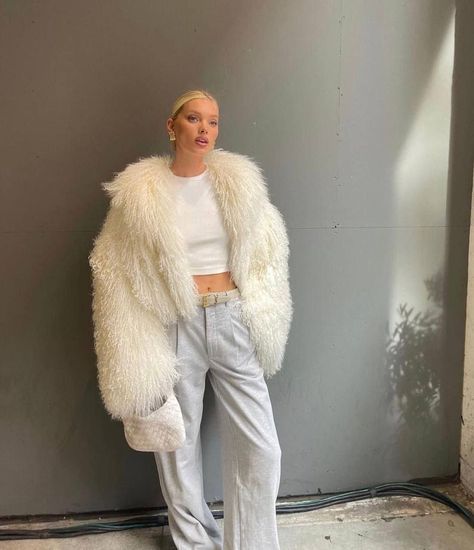 Shaggy Coat Outfit, White Faux Fur Coat Outfit, White Fur Outfit, Fluffy Coat Outfit, White Fur Coat Outfit, Faux Fur Jacket Outfit, Fur Coat Aesthetic, Fur Coat Street Style, Oversized Jacket Outfit