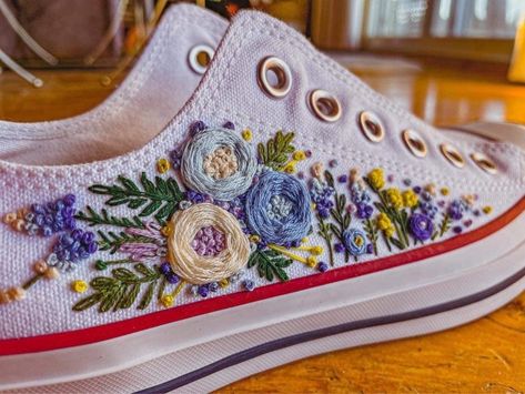 Optical White Converse embroidered with flowers in blues, whites, purples, and lime greens Wedding Keds, Vans Wedding, Wedding Toms, Wedding Vans, Floral Converse, Converse Wedding, Hi Top Converse, Bridal Sneakers, Wedding Converse