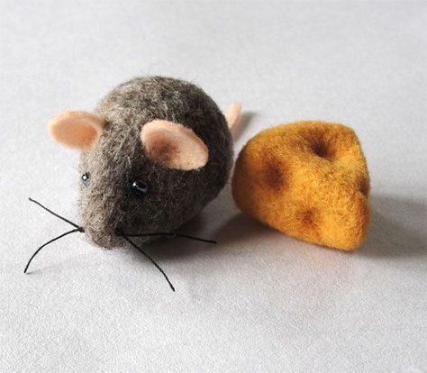 Mouse And Cheese, Felt Making, Needle Felted Mouse, Needle Felting Tutorial, Felted Mouse, Pumpkin House, Needle Felting Diy, Felting Ideas, Needle Felting Tutorials