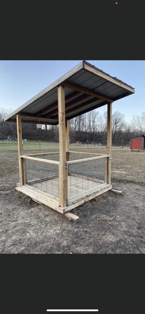 Diy Hay Hut For Horses, Hay Hut For Horses, Hay Manger For Horses, Diy Stalls For Horses, Round Bale Hay Feeder For Goats, Cow Stable, Cow Stall Ideas, Horse Wash Stall Outdoor, Hay Shelter