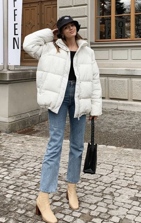 Winter Outfits White Puffer Jacket, White Puffer Jacket Outfit Street Styles, White Puffy Jacket Outfit, White Puffer Jacket Outfit, Coated Jeans Outfit, Puffy Jacket Outfit, Spring Jacket Outfit, Travelling Outfit, Outwear Outfit